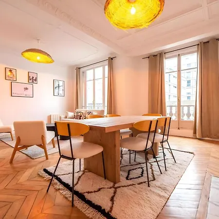 Tbs 326 - Superb With Eiffel Tower View